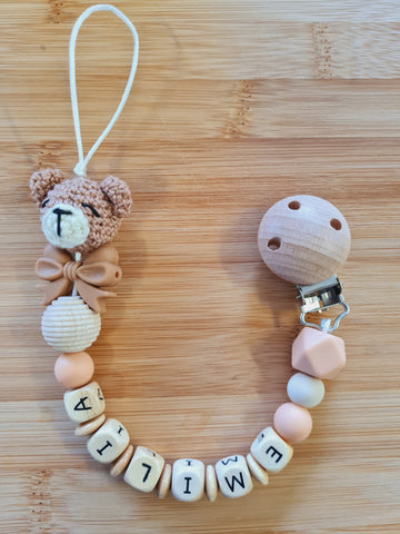BeautifulGifts - Schnullerkette mit Namen und einem Bär mit Fliege, Braun und Peachy, Mädchen, Jungen, auch andere Farbkombis möglich