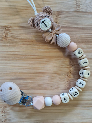 BeautifulGifts - Schnullerkette mit Namen und einem Bär mit Fliege, Braun und Peachy, Mädchen, Jungen, auch andere Farbkombis möglich