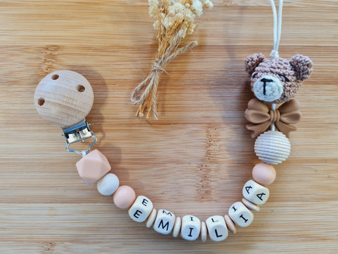 BeautifulGifts - Schnullerkette mit Namen und einem Bär mit Fliege, Braun und Peachy, Mädchen, Jungen, auch andere Farbkombis möglich