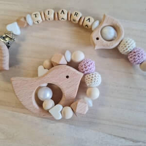BeautifulGifts - Schnullerkette mit Name Vogel, Flieder und Weiß , für Babys, Mädchen und Jungen