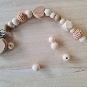BeautifulGifts -  Schnullerkette auch mit Namen, passender Greifling als SET, Herz, Baumwoll/Silikon u. Holzelemente Braun, Beige , für Babys, Mädchen, Jungen