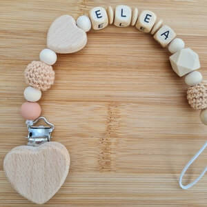 BeautifulGifts -  Schnullerkette auch mit Namen, passender Greifling als SET, Herz, Baumwoll/Silikon u. Holzelemente Braun, Beige , für Babys, Mädchen, Jungen