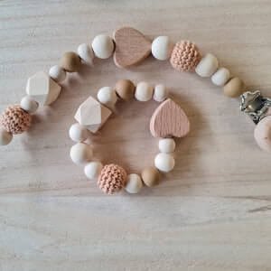 BeautifulGifts -  Schnullerkette auch mit Namen, passender Greifling als SET, Herz, Baumwoll/Silikon u. Holzelemente Braun, Beige , für Babys, Mädchen, Jungen