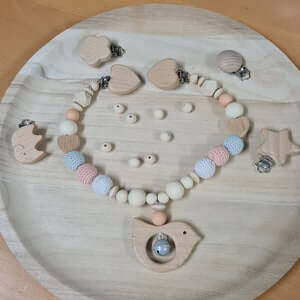 BeautifulGifts - Kinderwagenkette mit Möve, Herzen und Glöckchen, zur Taufe oder Geburt, personalisiert, Jungen, Mädchen, Aprikot/Peachy, Weiß, Grau o. Blau