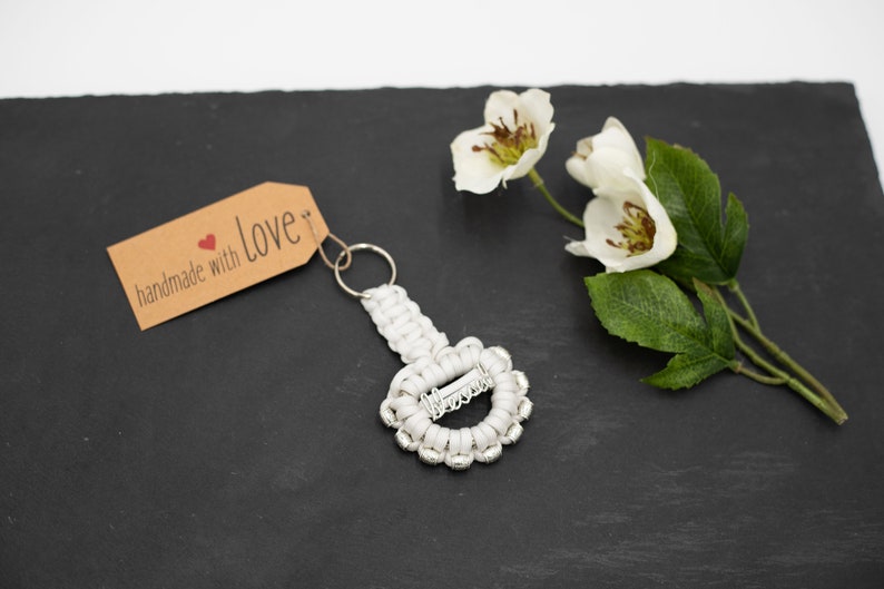 BeautifulGifts - Personalisierter Schlüsselanhänger mit Name, Blume aus Paracord, Geschenk, in allen Farben erhältlich