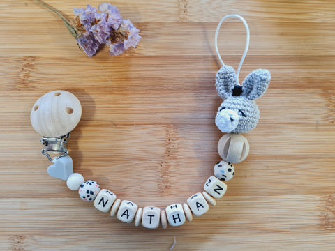 BeautifulGifts - Schnullerkette mit Namen und einem einzigartigen Esel, Hellgrau und Terazzo, Mädchen, Jungen
