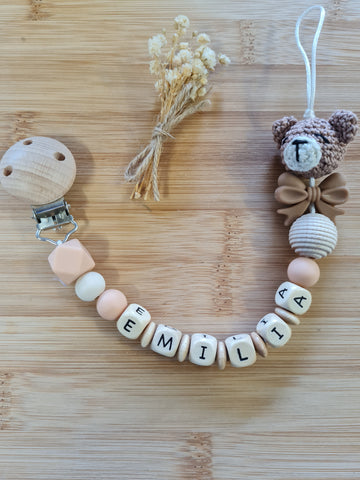 BeautifulGifts - Schnullerkette mit Namen und einem Bär mit Fliege, Braun und Peachy, Mädchen, Jungen, auch andere Farbkombis möglich